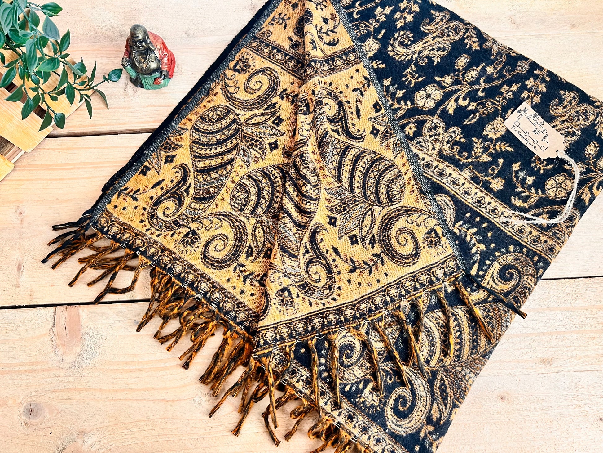 Decorative throw blanket with paisley pattern in gold and black 
