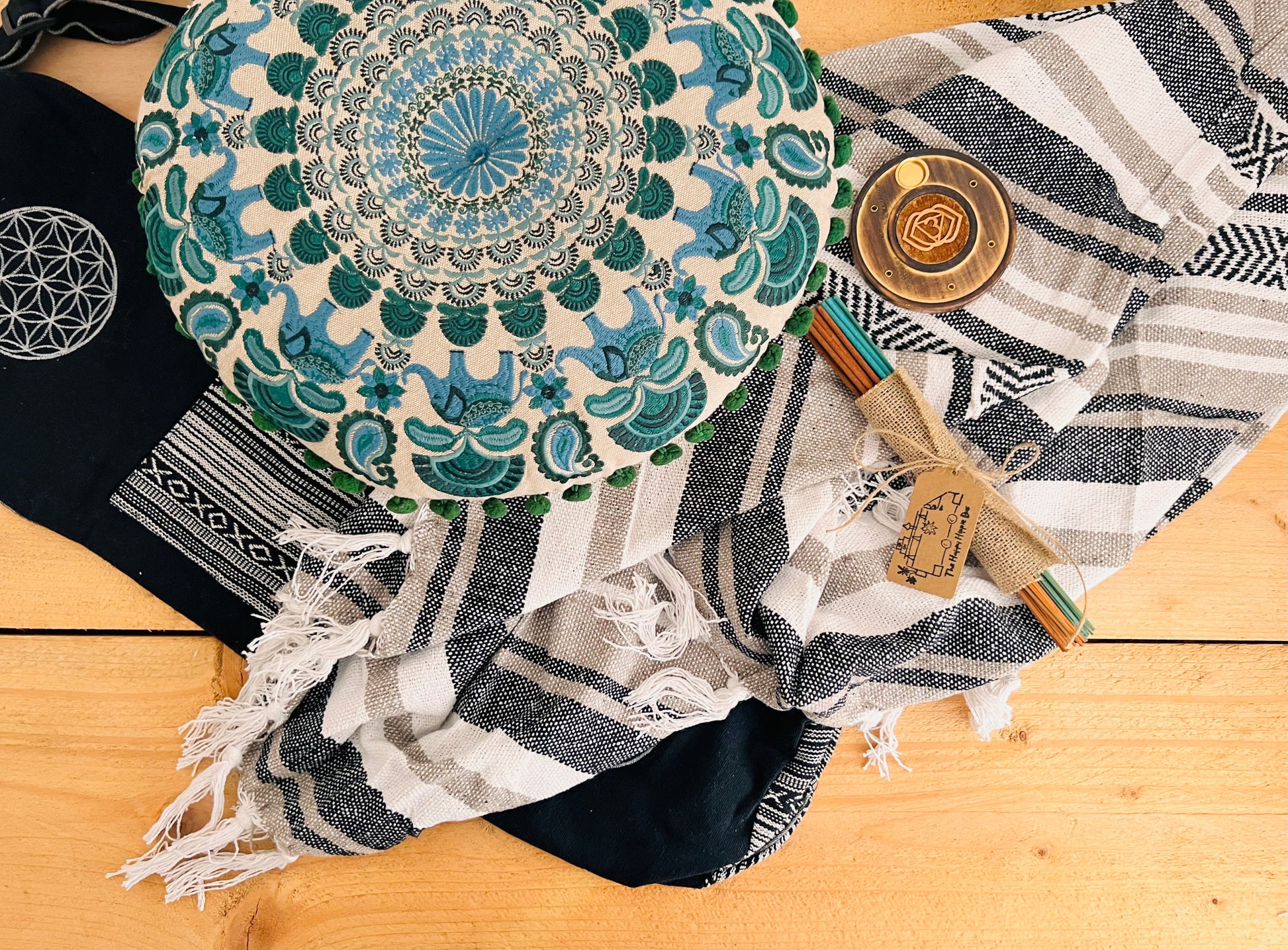 Handmade black and teal meditation set with cushion, cotton throw, incense and holder – eco-friendly yoga gift set for mindfulness and relaxation, yoga mat bag in cotton fabric 